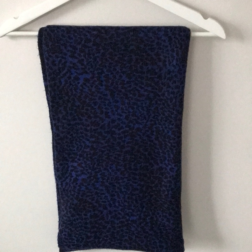 DANIER Infinity women’s scarf.